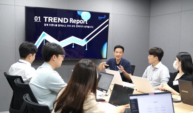 <span contenteditable="true">동원그룹 임직원들이 ‘동원GPT’ 실습 교육을 받고 있다