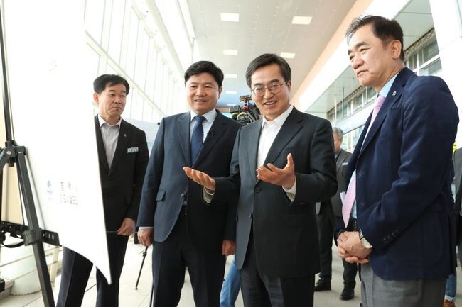 김동연 경기도지사는 1일 오후 GTX A&middot;C노선 연장과 관련해 평택지제역을 정장선 평택시장 등 관계자와 함께 방문해 주요시설을 확인했다.&nbsp;