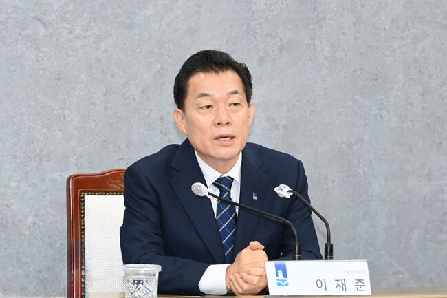 이재준 수원시장이 3월 29일 ‘성인페스티벌 개최 반대 대책회의’에서 발언하고 있다. 