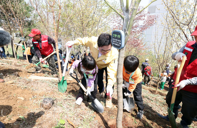 지난해 4월 식목일을 맞아 박일하 동작구청장이 상도근린공원에서 어린이들과 함께 나무를 심고 있는 모습 (제공=동작구)