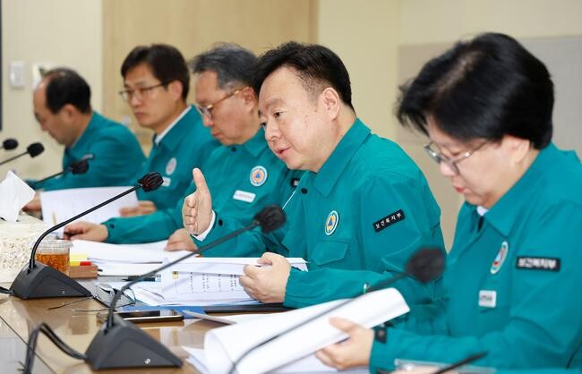 보건복지부는 2일 오전 9시 '의사 집단행동 중앙사고수습본부' 회의를 조규홍 본부장 주재로 개최하여 ▴비상진료체계 운영현황 ▴의사 집단행동 현황 등을 점검하고 ▴｢전공의 보호&middot;신고센터｣ 온라인 신고 허용방안 등을 논의했다.