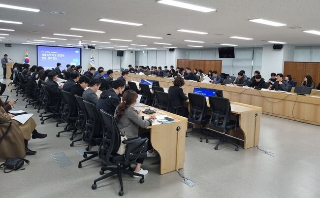 경기도는 생활숙박시설 소유주에게 숙박업 신고를 적극적으로 안내하는 한편 각 시군에는 숙박업 신고율을 높일 수 있도록 소유주에 대한 적극적 홍보를 주문했다. 사진은 지난달 29일 열림 생활숙박시설 관련 시군 합동 전략회의 모습. 