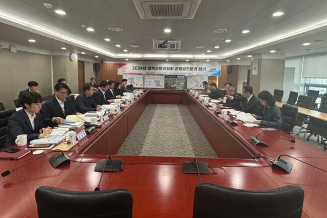 충남도는 4일 도청 중회의실에서 제7기 정책자문위원회 균형발전분과 회의를 개최했다.