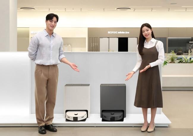 삼성전자가 국내에서 처음으로 스팀 살균 기능이 탑재된 &lsquo;비스포크 AI 스팀&rsquo; 로봇청소기를 출시 첫 날 라이브 커머스 통한 판매 확대로 소비자 공략에 나섰다.