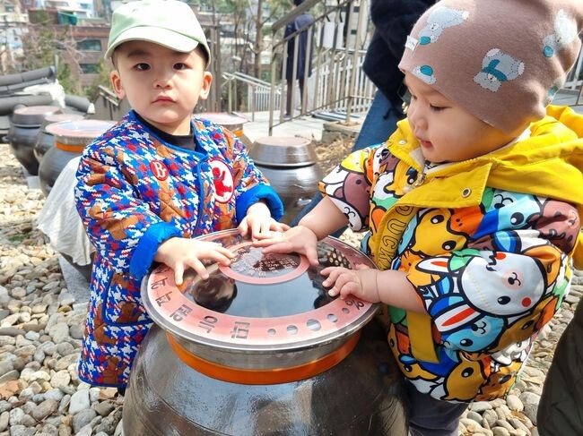 동화장독대 마당에서 진행된 '장 담그기' 체험 모습(제공=서울 중구)