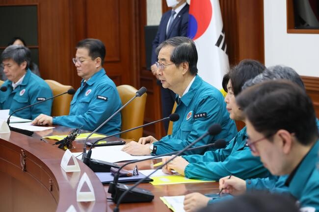 한덕수 국무총리가 5일 세종대로 정부서울청사에서 열린 의사 집단행동 대응 중앙재난안전대책본부 회의에 참석해 정부가 추진중인 의료 개혁에 대한 방향에 대해 설명하고 있다. 