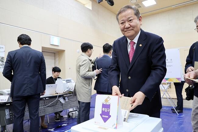 이상민 행정안전부 장관이 5일 오전 서울시 종로구 청운효자동 장애인복지관에 마련된 사전투표소에서 제22대 국회의원 선거 투표를 하고 있다.&nbsp;