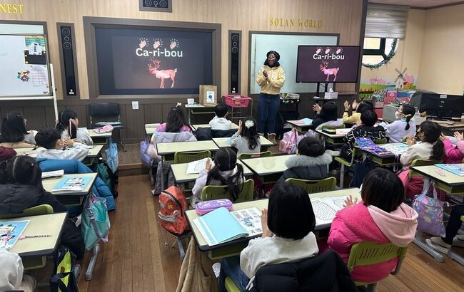 겨울방학캠프에서 ‘겨울’에 대한 주제로 영어 말하기 수업을 하고 있다.