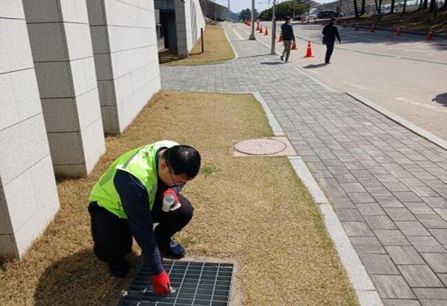 천안시 감염병대응센터는 독립기념관 휴관일에 방역소독 작업을 실시하고 있다.