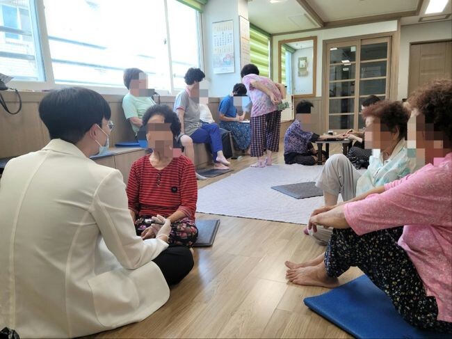 천안시 보건소가 지난해 &lsquo;건강한 치아, 백세까지&rsquo; 찾아가는 경로당 구강건강관리 사업을 실시했다.