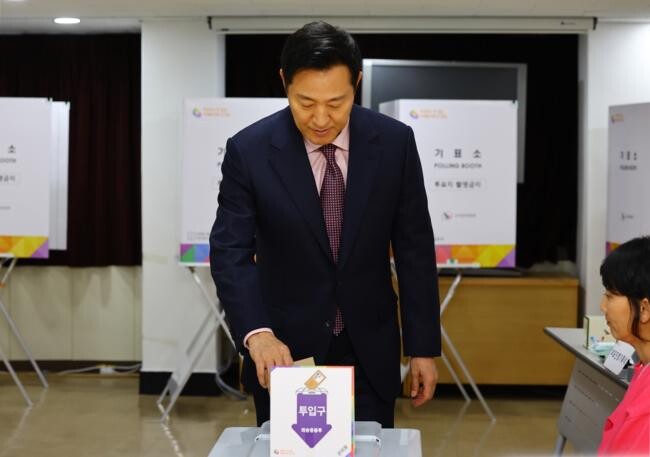 오세훈 시장이 제22대 국회의원선거 사전투표가 시작되는 첫날인 5일 오전 7시 30분 서울시청 인근 소공동사전투표소를 방문해 투표를 하고 있다. 