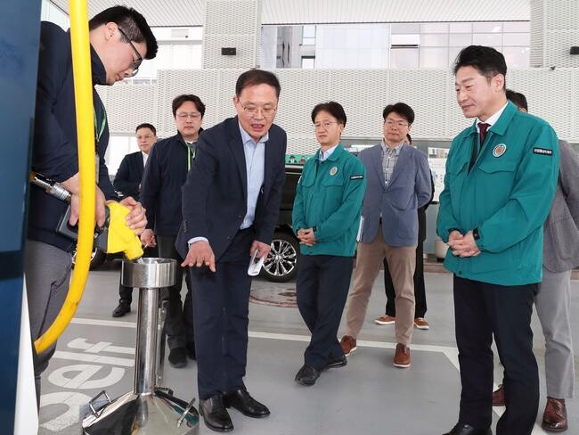 이호현 산업통상자원부 에너지정책실장은 2024. 4. 4(목) 14:00 기획재정부·국토교통부·국세청 등 관계부처와 함께 차량 운행이 많은 서울 강남권 지역 소재 주유소를 방문하여 석유제품 소비자가격 추이를 확인하고, 품질검사·불법 석유유통 적발 등 범부처 석유시장 점검단의 활동 상황을 점검했다. 
