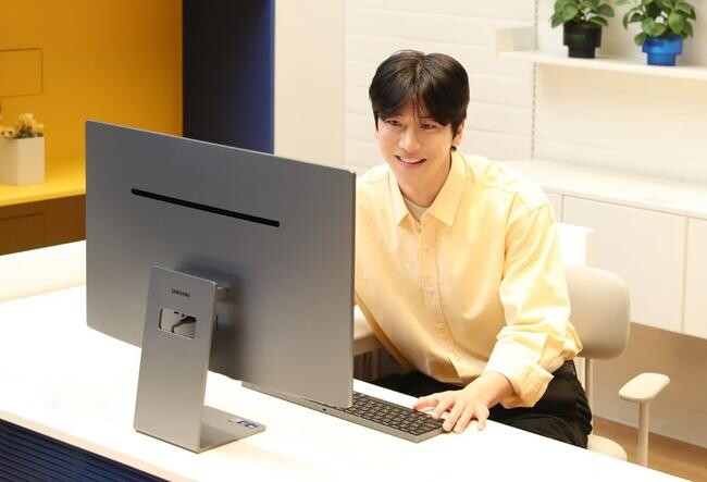 삼성전자 모델이 디자인부터 갤럭시 AI 연결 경험까지 전면 업그레이드된 &lsquo;삼성 올인원 Pro&rsquo;를 소개하고 있다.&nbsp;