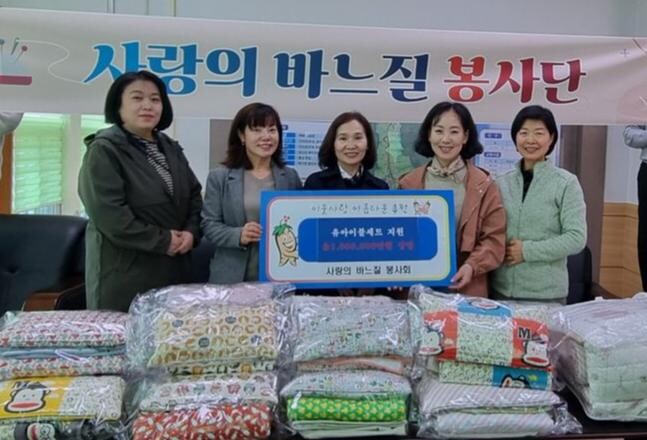 사랑의바느질봉사회 금산군 복수면 유아 이불세트 기증 기념사진