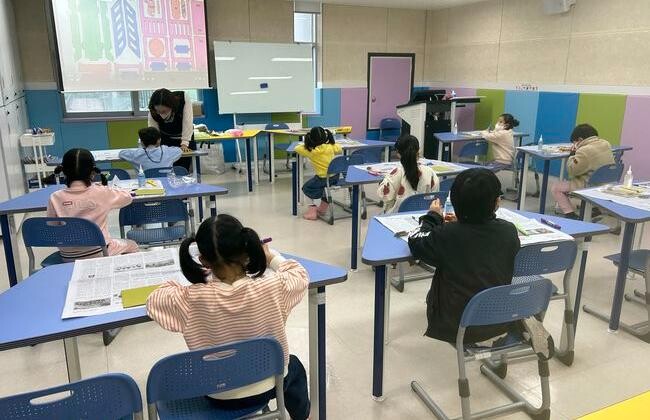 대전학생교육문화원(원장 오광열)은 일상 속 독서문화 확산을 위해 김호연 작가를 2024년 4월 「이달의 작가」로 선정하고 한 달간 전시, 특강 등 다채로운 행사를 추진한다고 밝혔다.