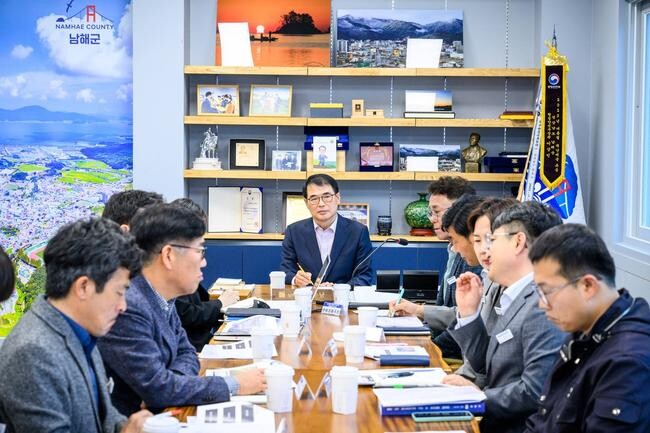 남해군이 '폐교활용 숙박시설 조성사업'을 추진하고 있는 가운데, 지난 2일 최종 설계공모안이 공개됐다.
