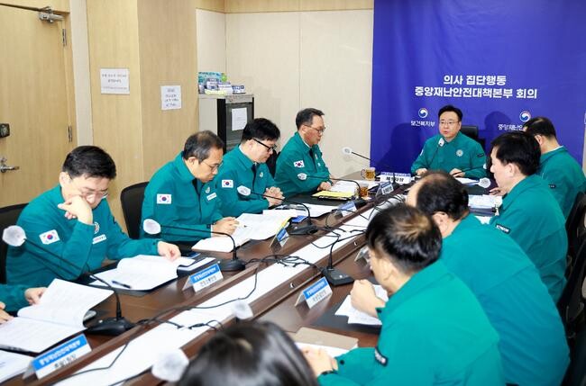 정부는 8일 '의사 집단행동 중앙재난안전대책본부' 회의를 조규홍 제1차장 주재로 개최해 ▴비상진료체계 운영현황 ▴의사 집단행동 현황 등을 점검하고 ▴요양기관 의약품 처방 급여요건 완화 계획 ▴실손보험 개선 추진방향 등을 논의했다. 사진은 지난 1일 '의사 집단행동 중앙재난안전대책본부' 회의 모습.&nbsp;