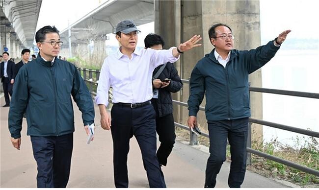 8일 오세훈 서울시장이 오는 10월부터 운행 계획인 한강 리버버스 옥수 선착장 건립 예정지를 찾아 관계자들과 함께 선착장 위치와 대중교통 연계 상황 등 시민 접근성 부분을 집중적으로 점검하고 있다.&nbsp;