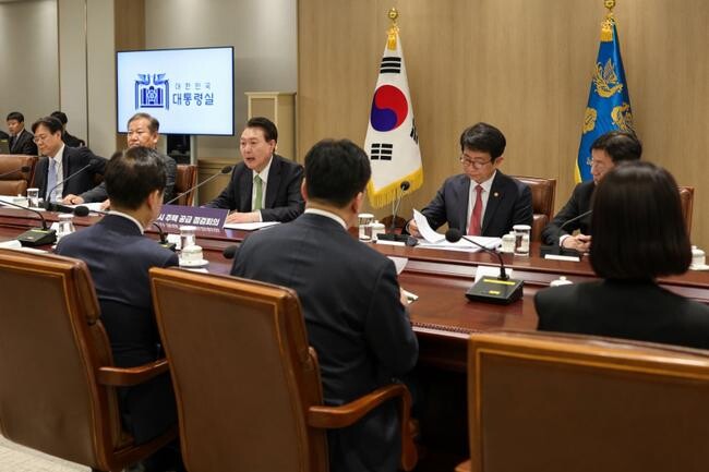 국토교통부는 8일 용산 대통령실에서 열린 '도시주택 공급 점검회의'에서 정부와 지자체가 원팀이 되어 노후 주거지 개선에 인허가 기간단축, 인센티브 제공 등을 원스톱으로 처리하는 패스트트랙 시스템을 구축하겠다고 밝혔다. 