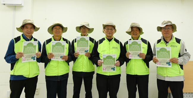 도로교통공단 TBN교통방송(방송본부장 김환열)은 한국시니어클럽협회(협회장 조범기)와 어르신 교통사고 예방을 위해 한국시니어클럽협회 소속 전국 어르신 대상 &lsquo;교통안전 릴레이 서약식&rsquo;을 4월 한 달간 진행한다.