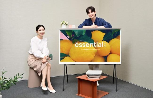 삼성전자 모델이 삼성스토어 대치점에서 스마트 TV 전용 앱스토어 앱스(Apps)에 추가된 음악 큐레이션 서비스 essential; 애플리케이션을 소개하고 있다.&nbsp;