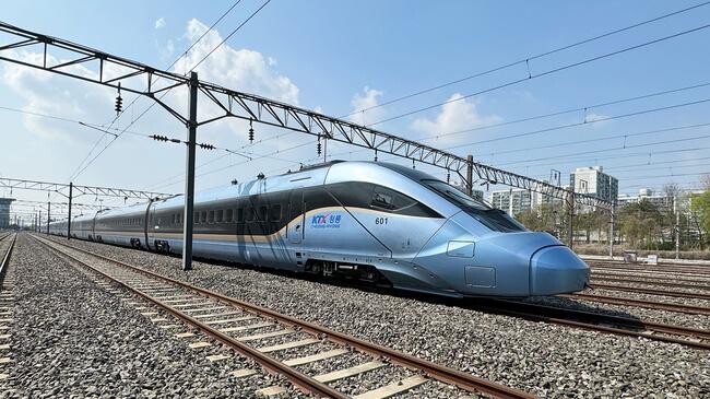 현대로템은 시속 320km급 신형 동력분산식 고속차량인 &lsquo;KTX-청룡&rsquo; 납품 전 성능 검증을 마쳤다고 9일 밝혔다.