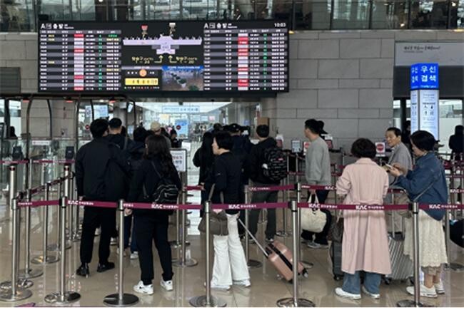 김포공항 국내선 출발장에서 신분확인하는 여행객