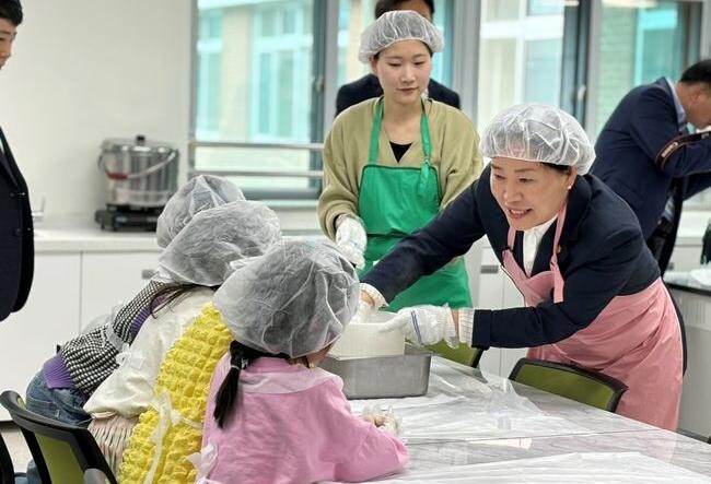 송미령 농림축산식품부 장관이 천안 가람초등학교를 방문하여 치즈만들기 일일특강을 진행하고 있다<span lang="EN-US">.