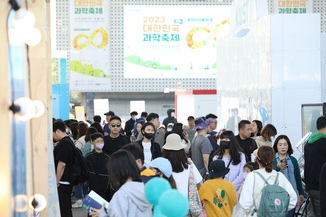 대전시는 오는 4월 21일 과학의 날을 맞아 과학을 직접 체험하고 즐길 수 있는 다채로운 행사를 본격적으로 진행한다. 사진은 '2023 대한민국과학축제' 자료 사진.