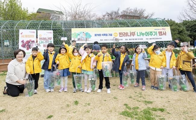 서울 용산구(구청장 박희영)는 봄을 맞아 일상적으로 마주하는 생활공간 곳곳을 구민들과 함께 다채로운 봄꽃 정원으로 단장했다.