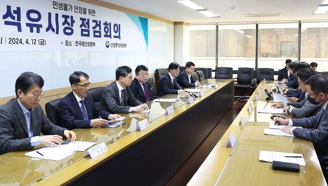 산업통상자원부(산업부) 최남호 2차관은 4.12.(금) 오전 '석유시장 점검회의'를 개최해여, 업계, 기관과 함께 석유제품 가격 동향을 점검하고, 가격 안정을 위한 방안을 논의했다.&nbsp;