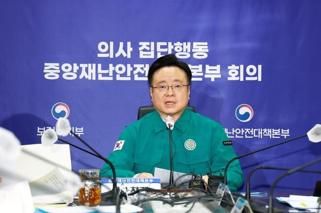 정부는 15일 오전 9시 의사 집단행동 중앙재난안전대책본부(본부장: 국무총리) 회의를 조규홍 제1차장 주재로 개최하여 비상진료체계 운영현황 의사 집단행동 현황 등을 점검하고 진료지연&middot;피해사례 맞춤형 관리&middot;지원체계 등을 논의했다.