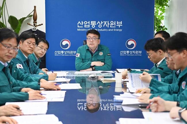 최남호 산업통상자원부 2차관은 14일 오후 2시 서울 종로구 정부서울청사 집무실에서 한국석유공사, 한국가스공사, 한국무역협회, KOTRA, 한국무역보험공사 등 관련 유관기관 관계자가 참석한 가운데 ‘이란의 이스라엘 공격에 따른 에너지 수급과 수출 등 국내 산업에 미치는 영향을 점검하고 향후 대응 방안을 논의’하기 위해 열린 「이란의 이스라엘 공격에 따른 긴급 상황점검 회의」를 주재하고 있다. 