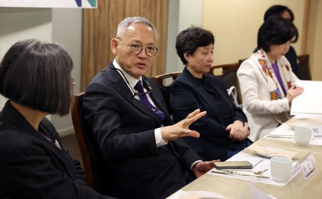 유인촌 문화체육관광부 장관이 15일 서울 종로구의 한 식당에서 문화예술교육 전문가를 만나 현장의견을 청취하고 문화예술교육의 질적 도약을 위한 정책 방향을 논의하고 있다.