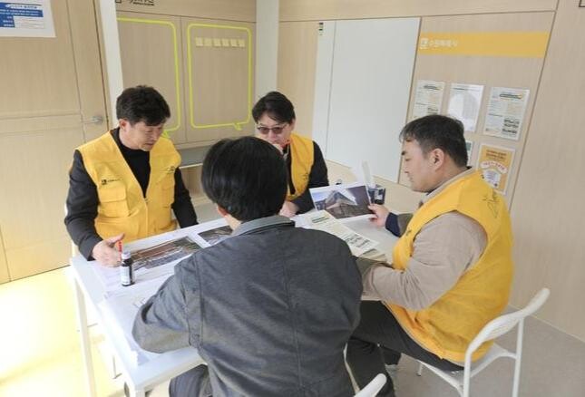 새빛하우스 상담소에서 집수리 전문가들이 컨설팅을 하고 있다.&nbsp;
