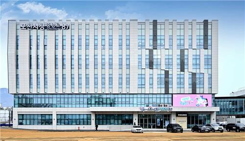 포천시(시장 백영현)는 지역 교육 격차를 해소하고 사교육비 부담을 완화하기 위해 올해부터 강남구청과 인터넷수능방송(강남인강) 공동이용 협약을 맺고 관내 중·고등학생을 대상으로 온라인 수강권을 전액 지원한다.