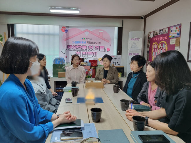 천안시는 15일 자립준비청년 지원사업인 &lsquo;세상으로 첫 걸음, 첫 집들이&rsquo; 행사를 개최했다.