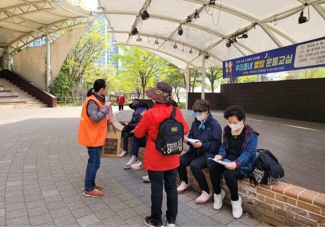 구리시는 지난 12일 '3&middot;3&middot;3 기억의 날' 치매인식개선 홍보 캠페인을 토평도서관과 연계해 진행했다.