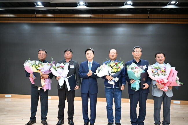 16일 충남도서관 대강당에서 김 지사를 비롯해 장진원 도 해양수산국장, 어촌계장, 어업인 단체장, 수협 및 관계 공무원 등 250여 명이 참석한 가운데, &lsquo;2024 어촌 지도자협의회&rsquo;를 개최했다.