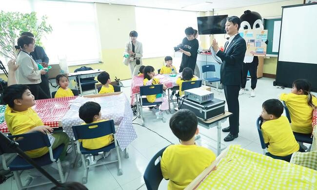 안덕근 산업통상자원부 장관은 16일 오후 2시 서울 동대문구에 위치한 홍파초등학교를 방문해, 1학년 학생들 대상으로 일상 속의 에너지 이야기 감상, 에너지 퀴즈 골든벨에 이어 샌드아트 그리기 체험을 통해 에너지의 의미와 에너지 절약의 필요성 등의 늘봄학교 에너지 일일 수업을 진행했다.&nbsp;