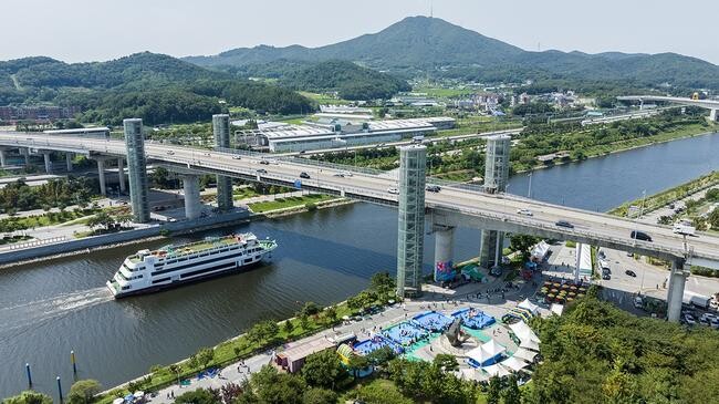 인천광역시 계양구(구청장 윤환)가 아라뱃길 권역 관광 활성화를 위해 추진한 '계양아라뱃길 관광 거점 명칭 공모' 결과 계양아라뱃길의 명칭을 '계양아라온'으로 최종 선정했다.