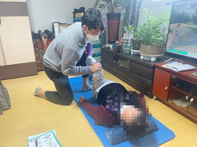 구로구 G밸리보건지소 건강동행팀이 어르신 가정에 방문해 방문 재활 서비스를 제공하고 있다.