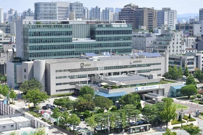 수원시는 19일 오후 3시 30분 이재준 수원시장 집무실에서 중소기업 ㈜갭텍과 &lsquo;ESG경영실천&middot;일자리나눔 친화기업 1호 업무협약&rsquo;을 체결하고, 자원봉사자를 우대하는 기업 일자리 창출과 탄소중립 등 ESG 경영실천 확산에 들어간다.