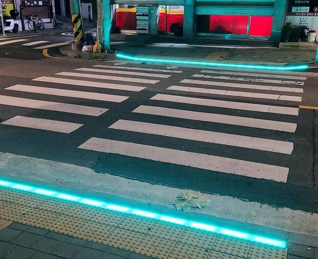길동초등학교 앞에 설치된 바닥신호등 모습(제공=서울 강동구)