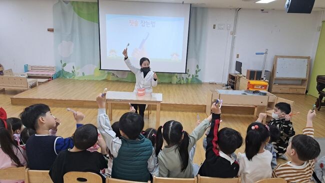 칫솔잡는 법 교육하는 모습(제공=서울 중구)