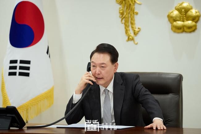 윤석열 대통령은 17일 오후 7시부터 7시15분까지 15분간 기시다 후미오(岸田文雄) 일본 총리의 제안으로 전화 통화를 가졌다.