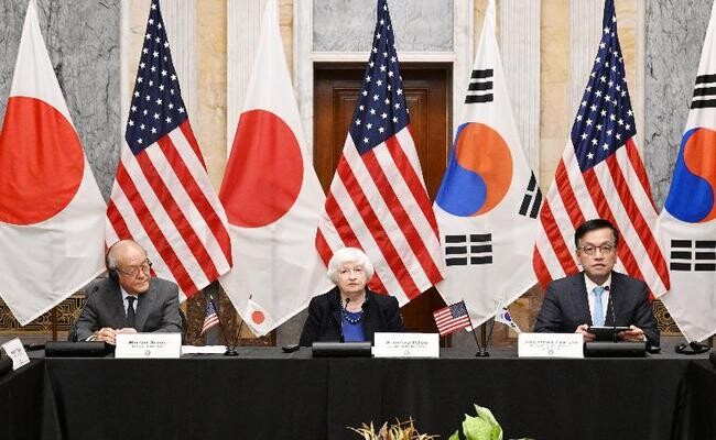 최상목 부총리 겸 기획재정부장관은 4월17일(현지시간) 워싱턴 D.C. 미국 재무부에서 재닛 옐런(Janet Yellen) 미국 재무장관 및 스즈키 슌이치(Suzuki Shunichi) 일본 재무장관과 함께 첫 번째 한&middot;미&middot;일 3국 재무장관회의를 개최했다.&nbsp;