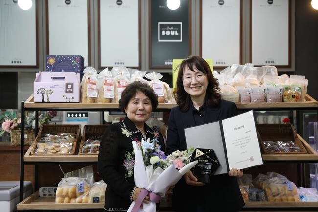 KT그룹 희망나눔재단은 지난 27년간 일자리 창출로 발달장애인 자립을 도와 온 &lsquo;소울베이커리&rsquo;가 올해 두번째 희망나눔인상을 수상했다고 18일 밝혔다. 사진은 &lsquo;소울베이커리&rsquo; KT희망나눔인상 시상 김영희 씨(왼쪽, 근로장애인 보호자모임 대표, 이태현씨 어머니), 김혜정 원장&nbsp;