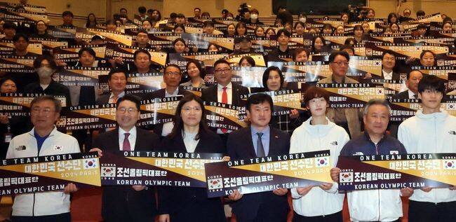 장미란 문화체육관광부 제2차관이 2024 파리 하계올림픽 개막을 100일 앞둔 17일 충북 진천선수촌을 찾아 국가대표 격려행사에서 기념촬영을 하고 있다.