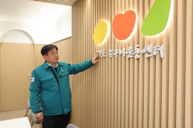 마포구(구청장 박강수)가 세대와 장애의 경계를 넘어 남녀노소 누구나 운동할 수 있는 시설인 '마포 누구나운동센터'를 조성하고, 4월 18일 오후 2시 개관식을 개최한다.